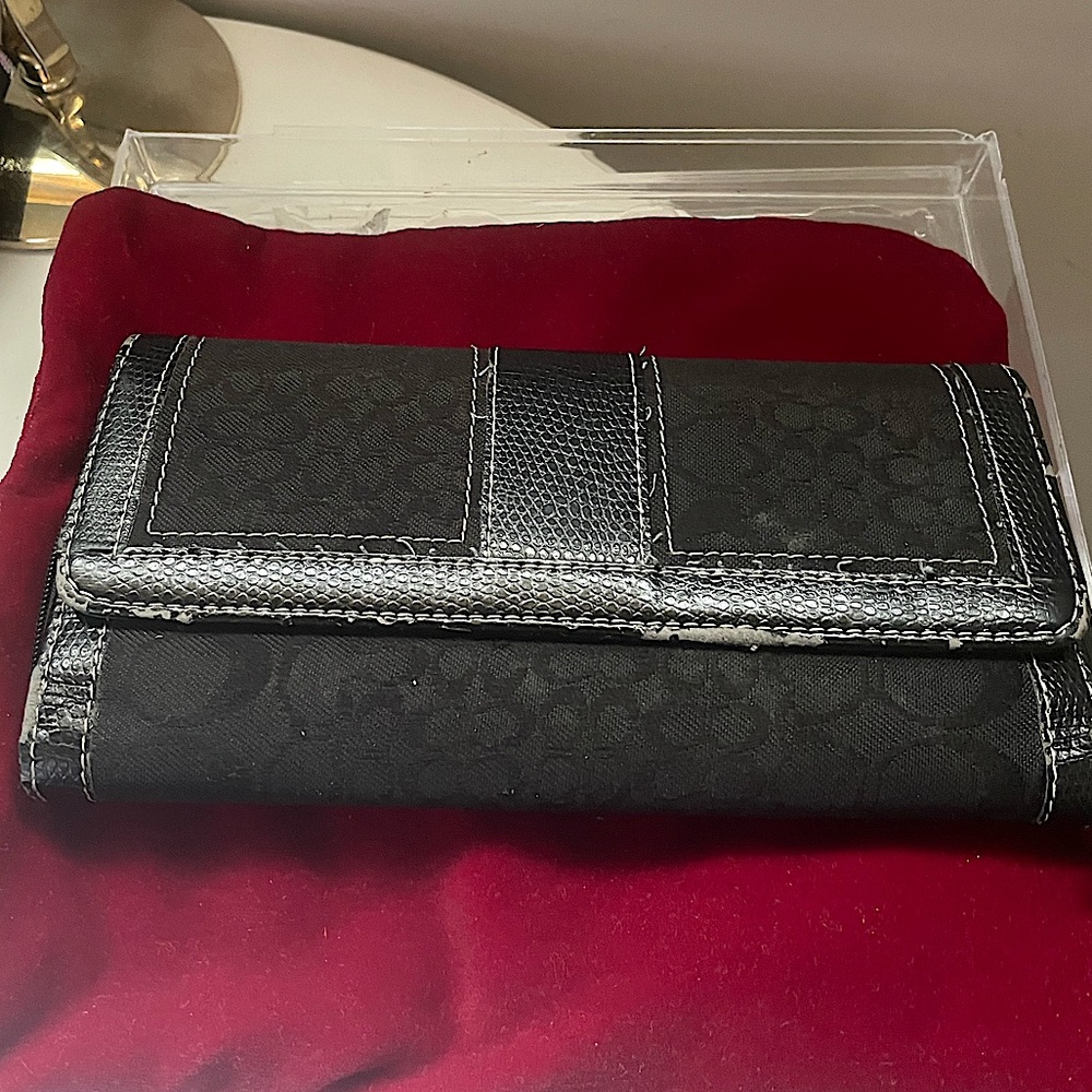 🛍️3 for$30🛍️⬇️Price Drop⬇️Large monogrammed black with white stitching wallet